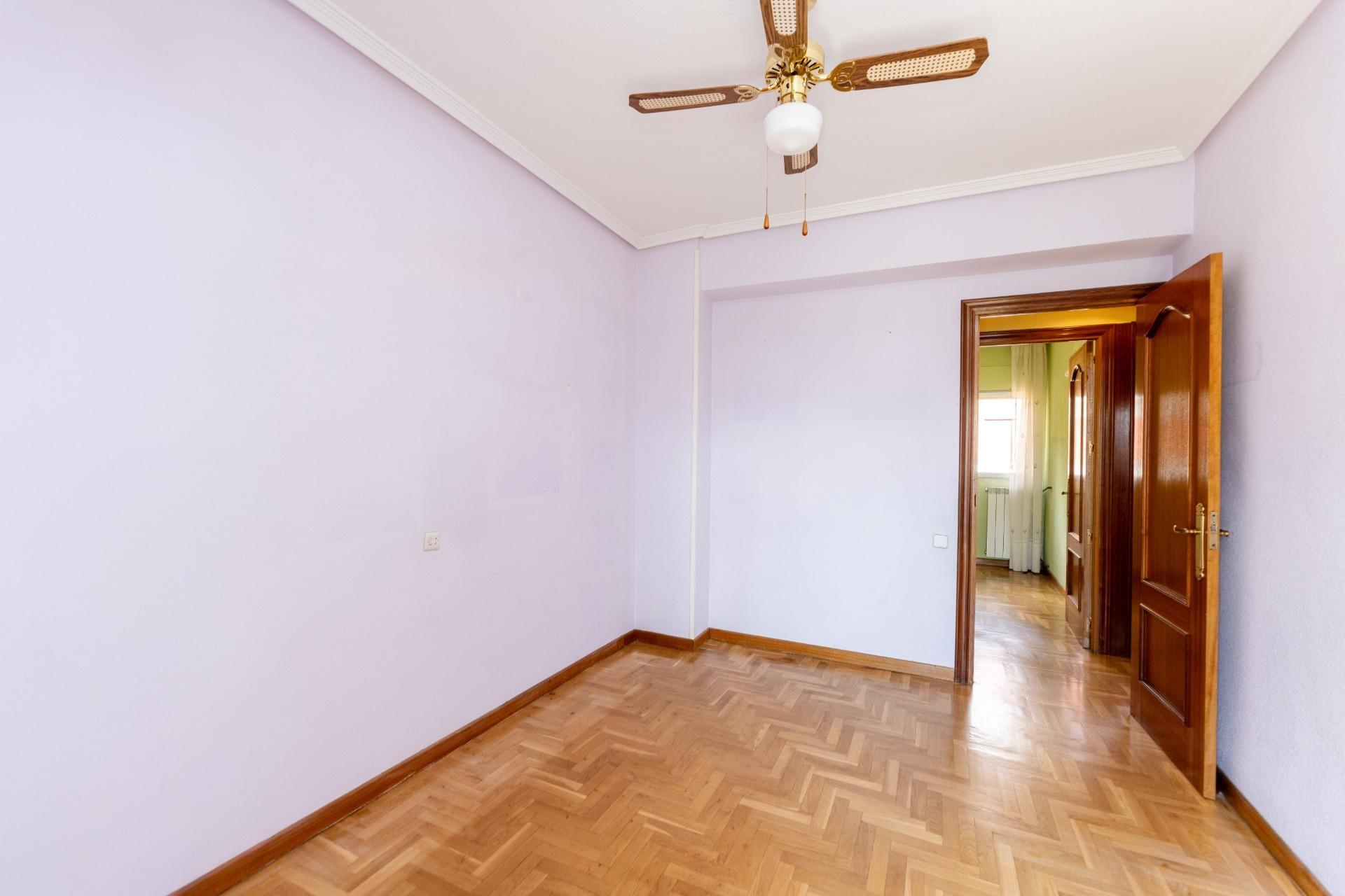 Piso en venta  calle PAREDES DE NAVA, Madrid  1/1
