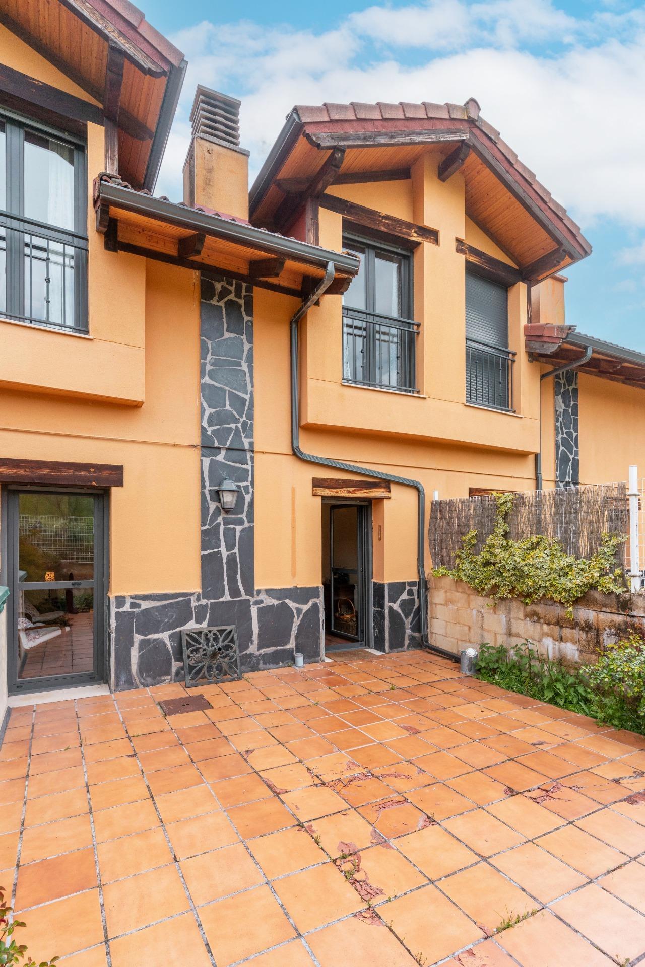 Casa en venta  calle COFIÑAL (CARRETERA DE BOÑAR A PUERTO DE TARNA) S, Puebla de Lillo  8/50