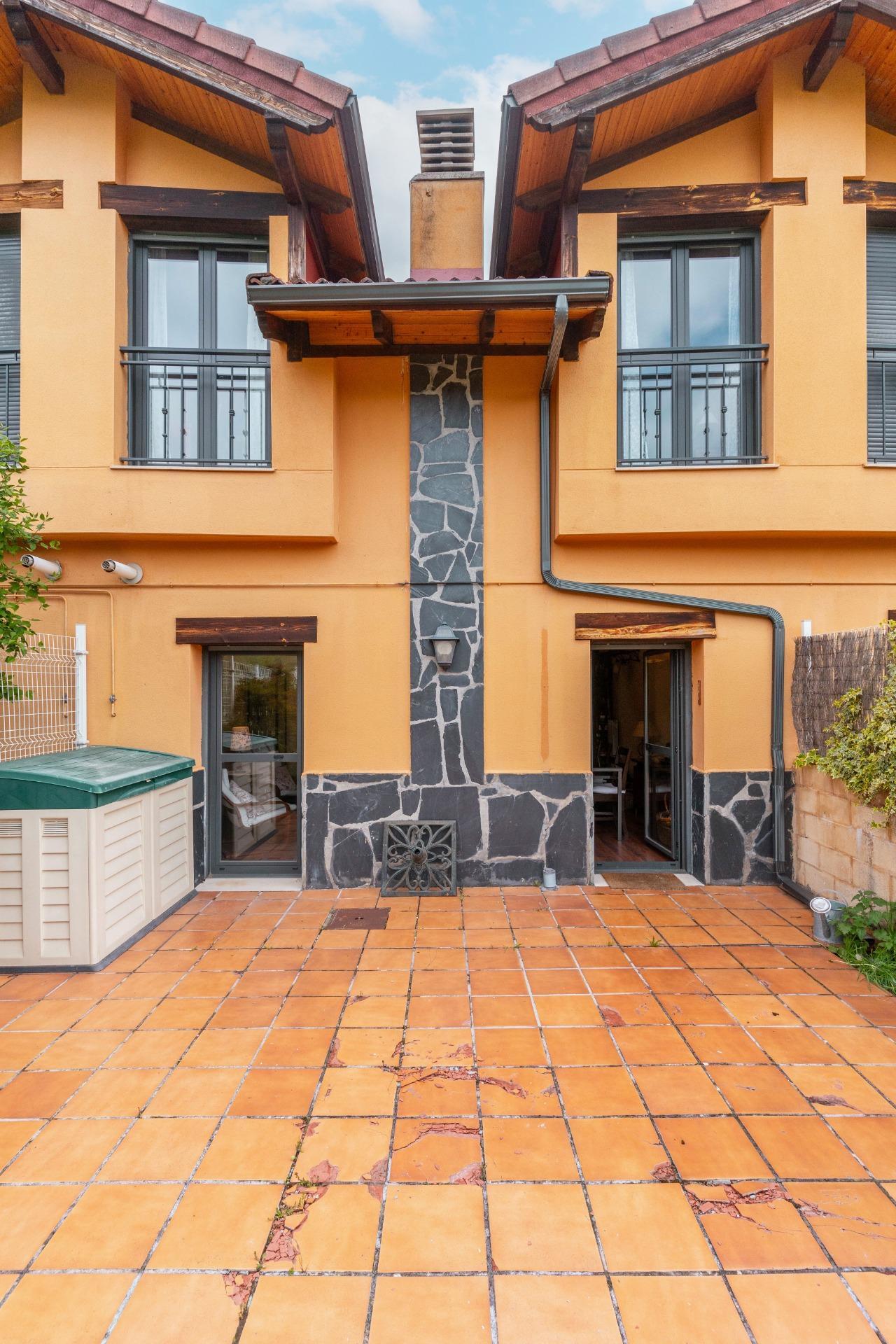 Casa en venta  calle COFIÑAL (CARRETERA DE BOÑAR A PUERTO DE TARNA) S, Puebla de Lillo  39/50