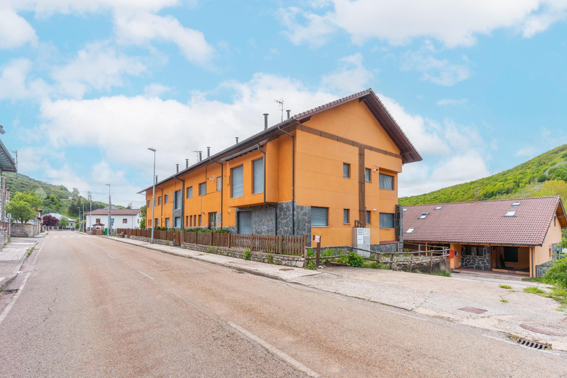Casa en venta  calle COFIÑAL (CARRETERA DE BOÑAR A PUERTO DE TARNA) S, Puebla de Lillo  50/50