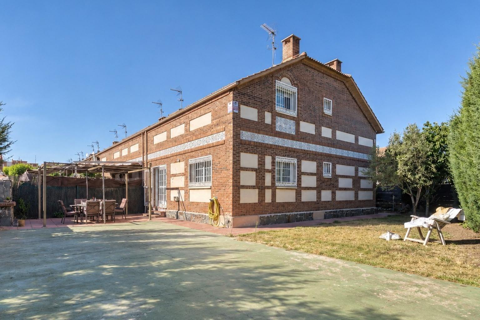 Chalet adosado en venta, Meco, Madrid