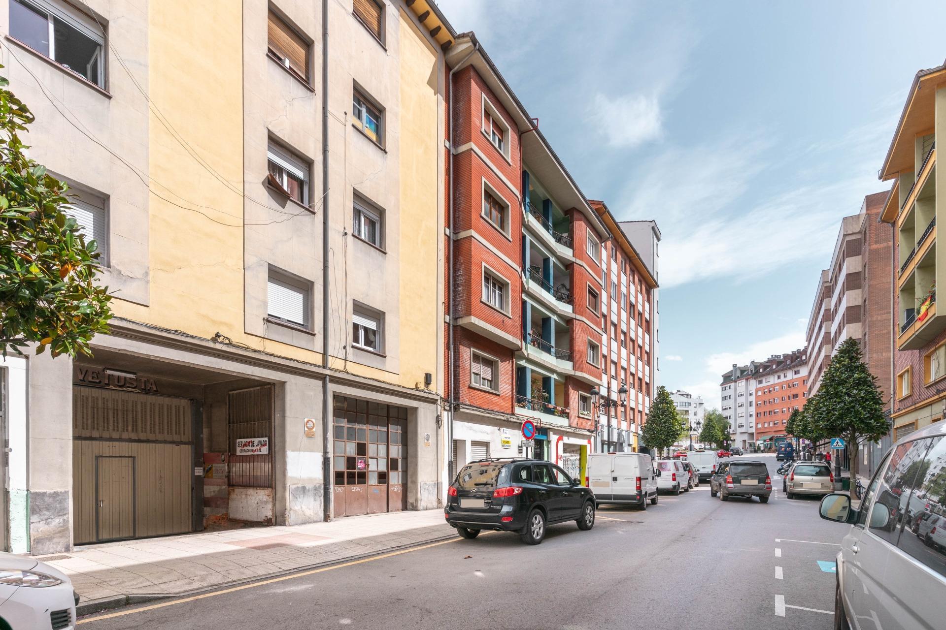 Piso en venta  calle ARMANDO ALVAREZ PALACIO, 11, Oviedo, Asturias  26/32