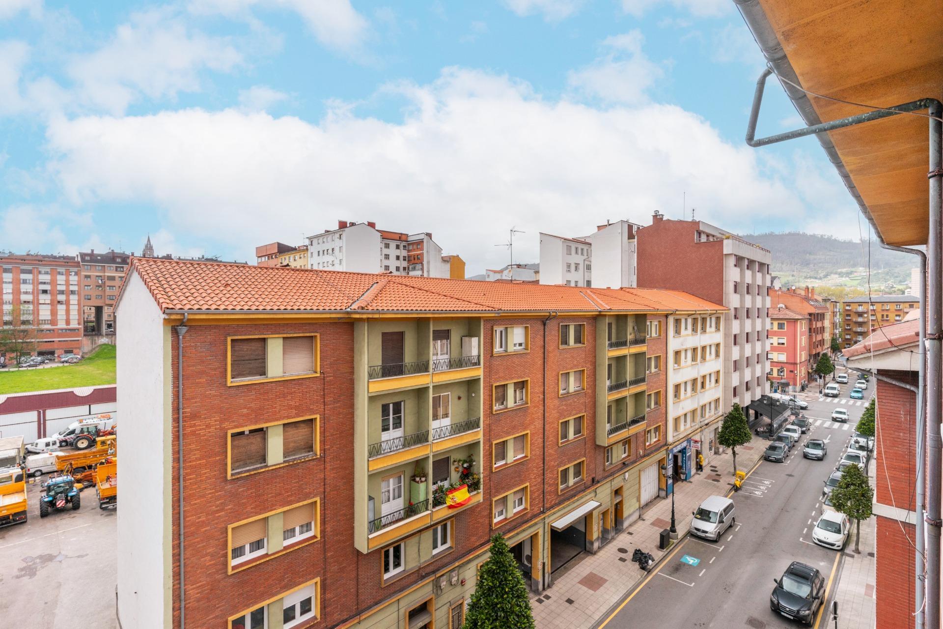 Piso en venta  calle ARMANDO ALVAREZ PALACIO, 11, Oviedo, Asturias  28/32
